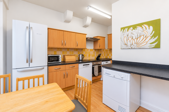 32 Beechwood View, LEEDS photo 4