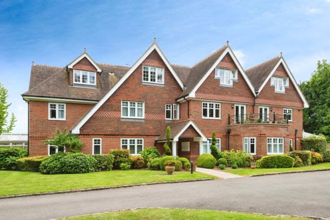 Thumbnail Flat for sale in Guildford Road, Fetcham, Leatherhead, Surrey