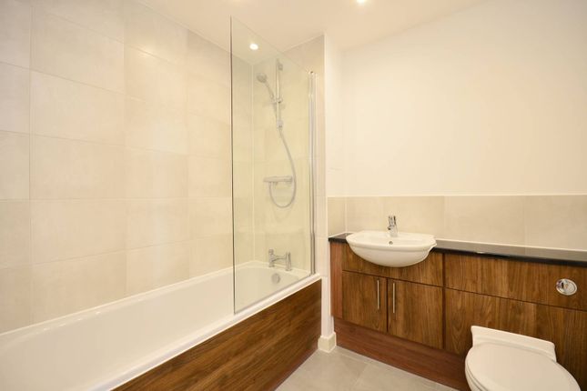 Flat to rent in Great West Quarter, Brentford