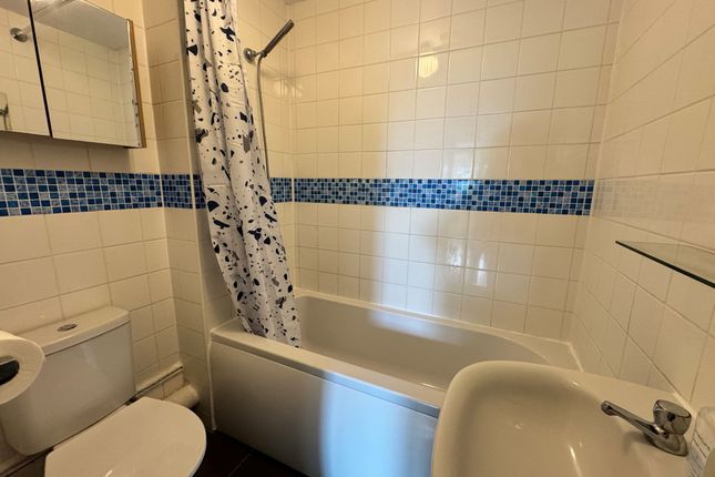 12 Castleview Gardens, High Wycombe photo 4
