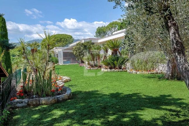 Detached house for sale in Châteauneuf-Grasse, 06740, France