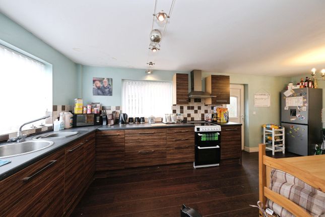 8, Lathkill Grove, Alfreton photo 4