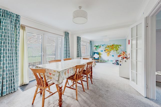 2, Wesley Close, Horley photo 2