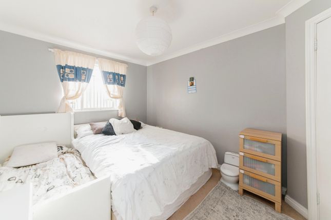 Flat for sale in Field Mead, Colindale