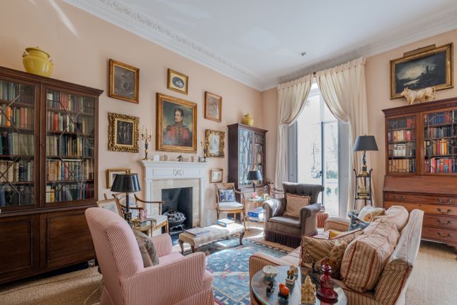 Flat for sale in Warwick Square, London