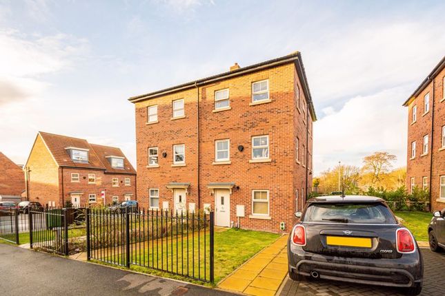 Thumbnail Town house for sale in 3 Asket Row, Leeds