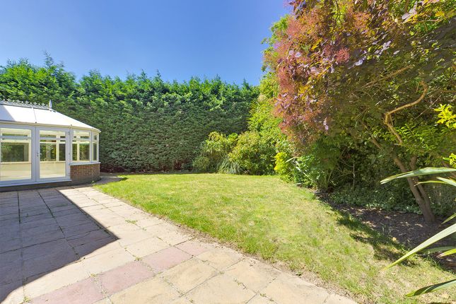 28, Dutchells Copse, Horsham photo 3