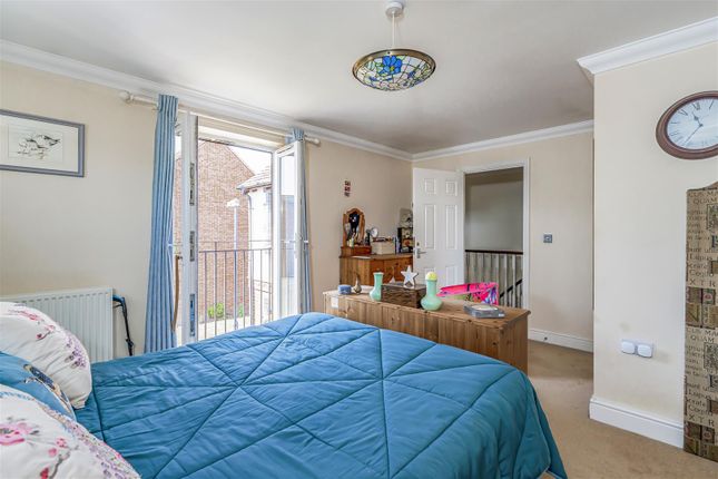 60, Robinson Close, Chichester photo 4