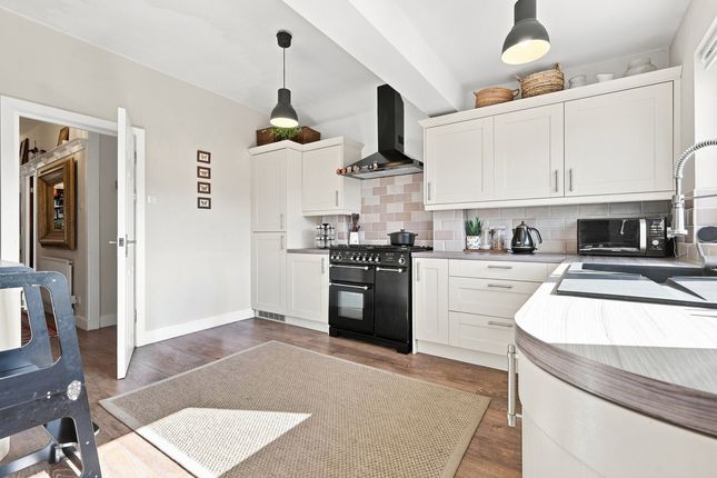 24, Vardon Drive, Leigh-on-sea photo 3