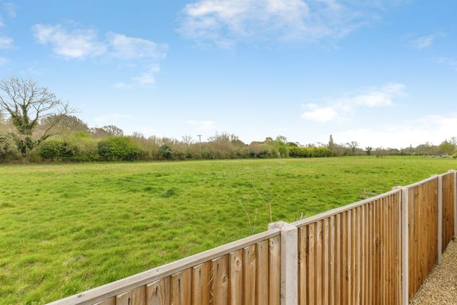 6, Chequers Meadow, Norwich photo 2