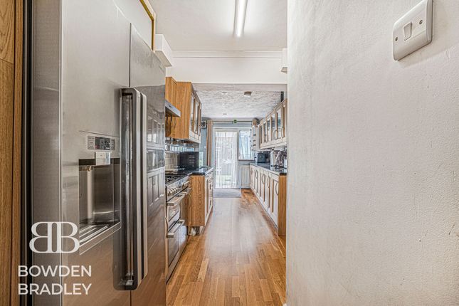 34 Beechwood Gardens, Clayhall photo 4