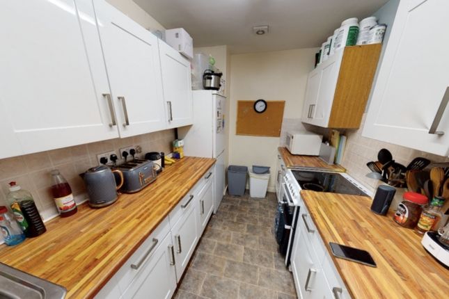 Terraced house to rent in Holly Bank, Headingley, Leeds