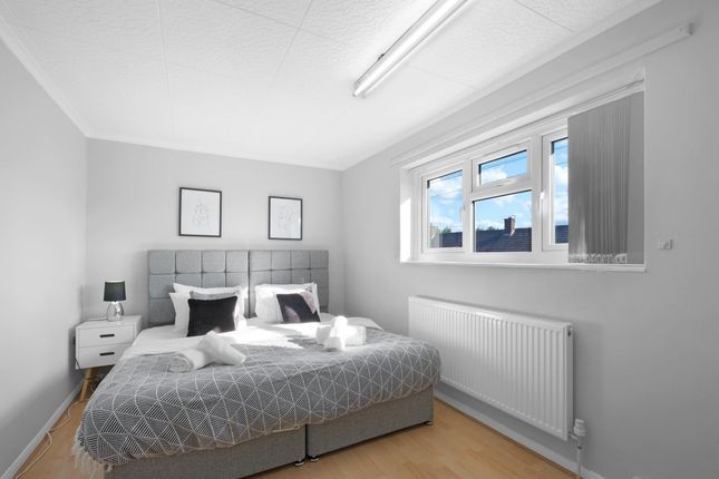 33 Keel Drive, Slough photo 3