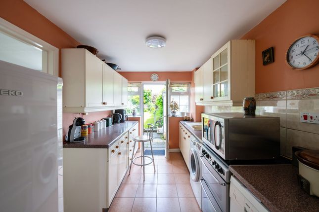 6 Yeats Close, Redhill photo 5