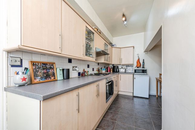 7, Thornhill Place, Brighouse photo 4