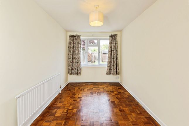 25, Reynards Close, Wokingham photo 4