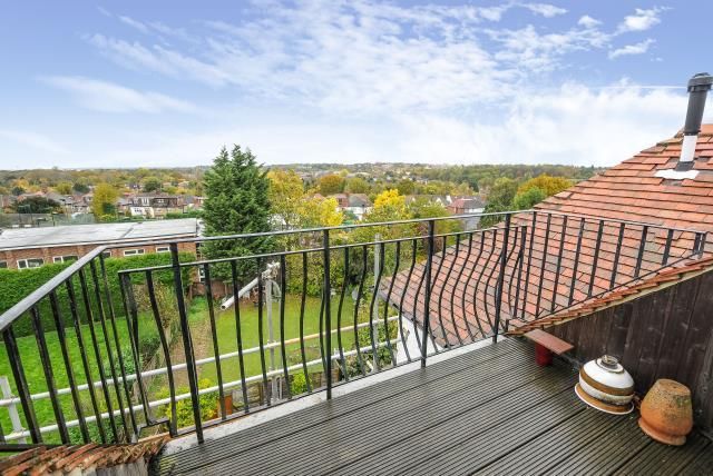 23d, Dollis Avenue, London photo 4