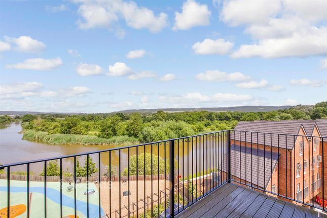 2-bed flat on The Retreat, Mill Hall, Aylesford, £190,000