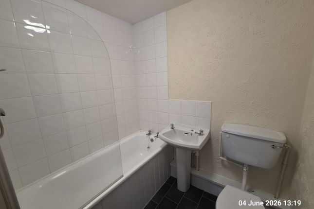 Flat, 4 Charterfield Drive, Kingswinford photo 3