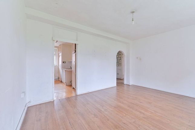 2-bed flat on Stockwell Road, Stockwell, £365,000