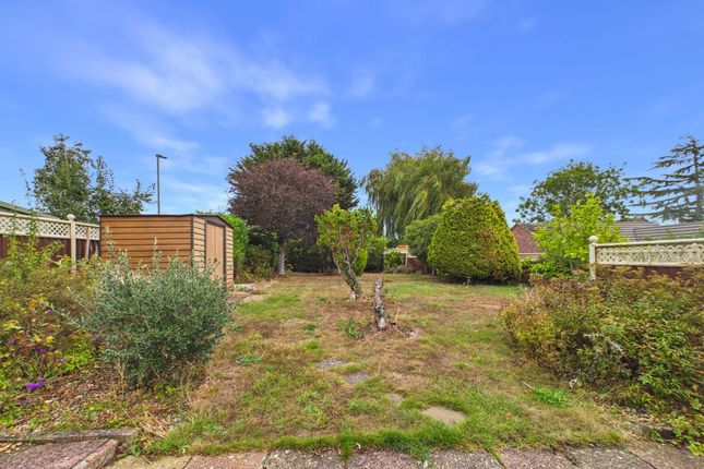 5 Robin Close, Towcester photo 3