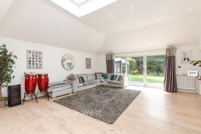 12, Woodroyd Gardens, Horley photo 4