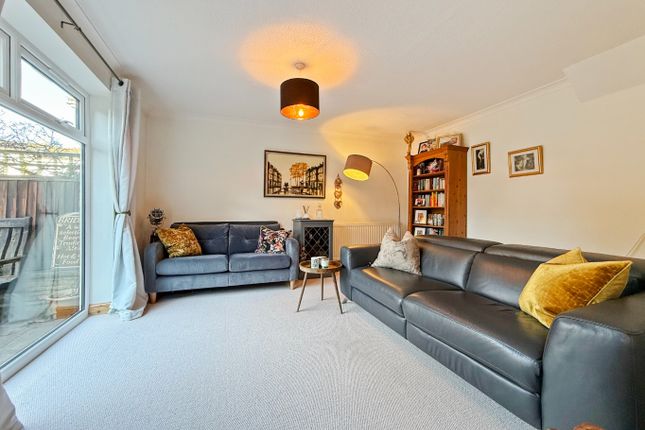 94 Lymington Avenue, Yateley, Hampshire photo 3