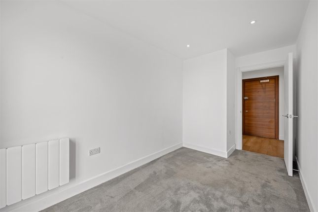 Flat 33, Cherry Orchard East, Kembrey Park, Upper Stratton, Swindon photo 5