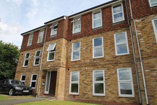 2 bed flat to rent in Beechwood Road, High Wycombe HP12