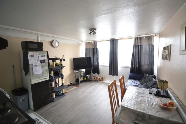 Flat for sale in Norman Crescent, Heston, Hounslow