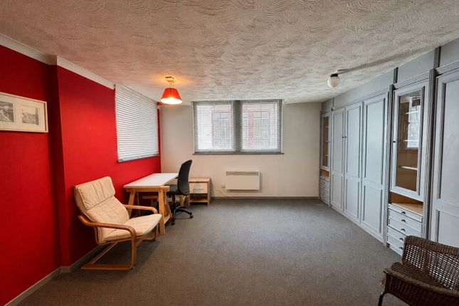 Studio flat on 1 Lancaster House, 71 Whitworth Street, Manchester, £52,000