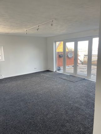 Thumbnail Flat to rent in Admirals Way, Hythe, Southampton