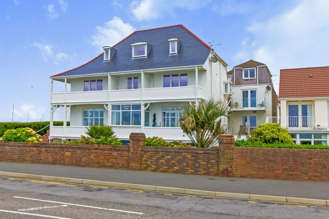 Thumbnail Flat to rent in West Drive, Porthcawl