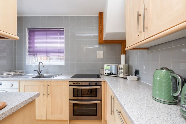 38, Dunster Avenue, Morden photo 4