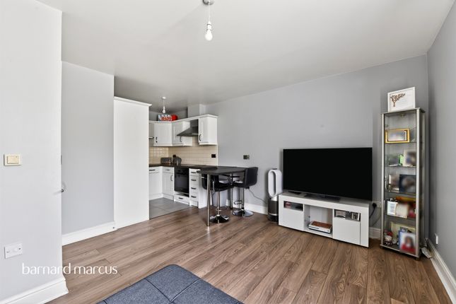 26, Bishops Drive, Feltham photo 3