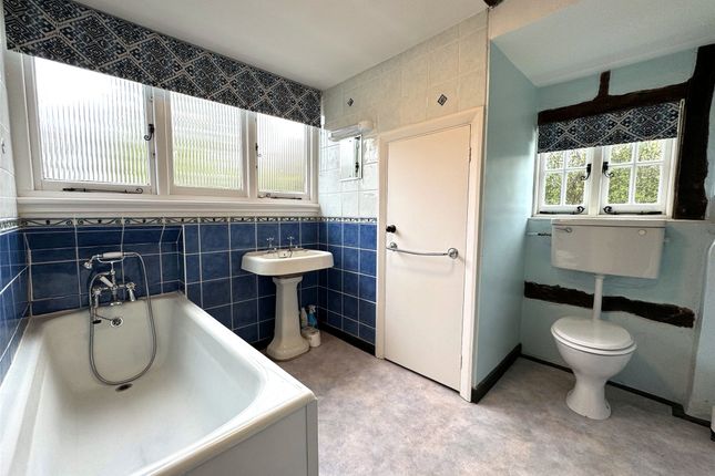 Cottage to rent in Smalls Hill Road, Norwood Hill, Horley, Surrey