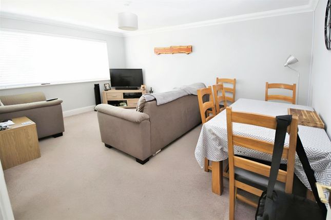 Thumbnail Flat for sale in Longfield Road, Twyford, Reading