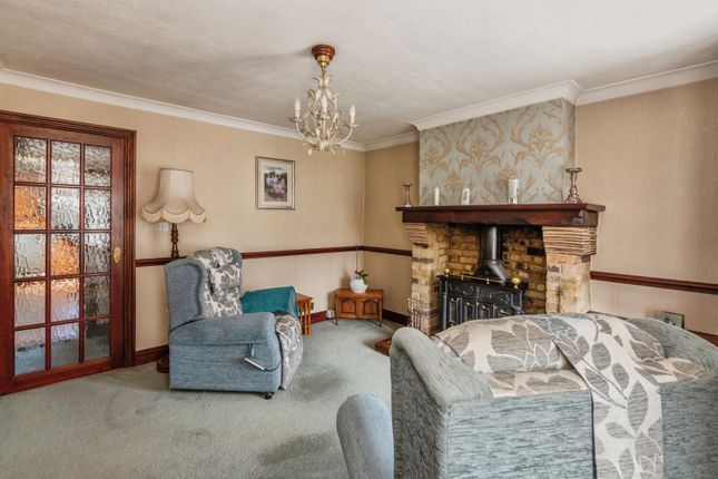 11, Cherry Tree Lane, Rainham photo 3