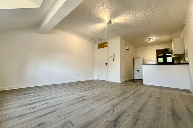4, Lodgehill Park Close, Harrow photo 3