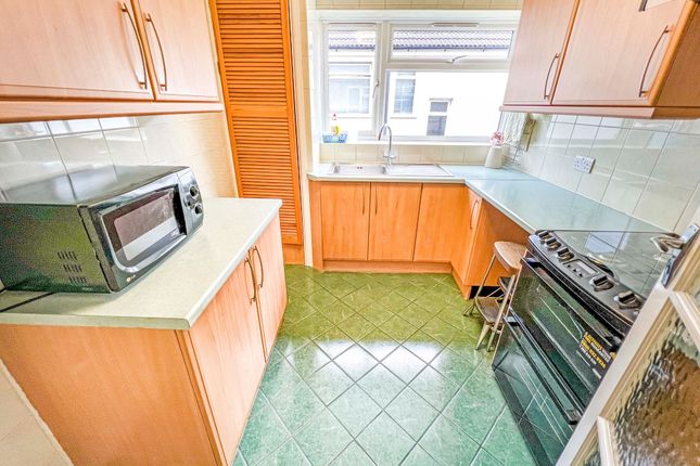 3f Carlton Avenue, Harrow photo 2