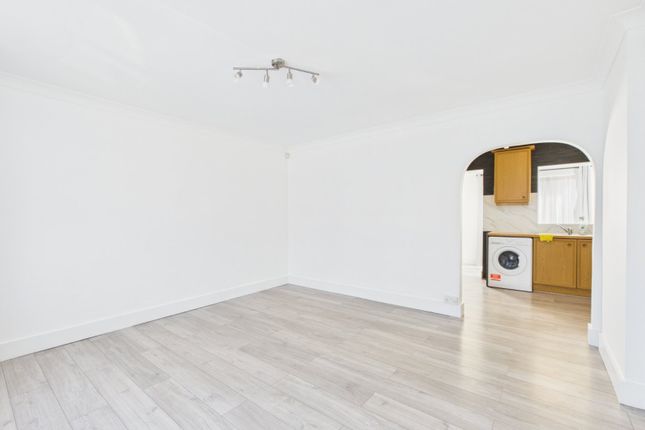 74, Norfolk Avenue, Berkshire photo 2