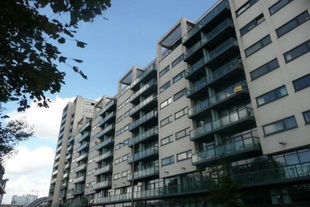 2 bed flat to rent in Lancefield Quay, City Centre
