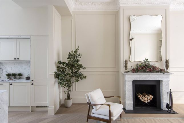 Flat for sale in Clanricarde Gardens, Bayswater, London