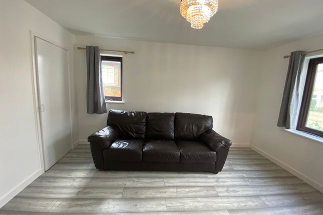 Flat 19, London photo 3