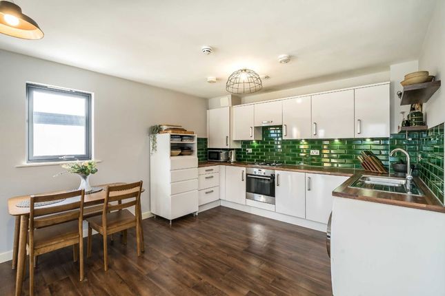 Flat 9, Peakes House, 1, Cairns Avenue, London photo 4