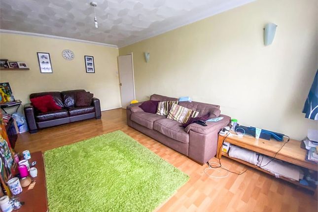 44, Laburnum Grove, Langley photo 2