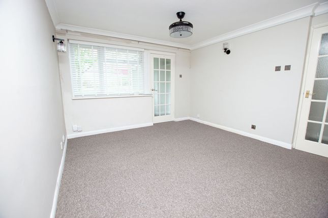 17, Deane Gardens, Lee-On-The-Solent photo 2