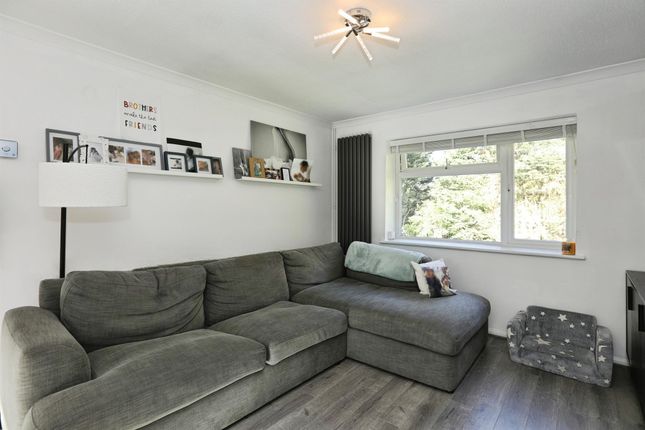 8, Greenwood, Green Lane, Horley photo 2