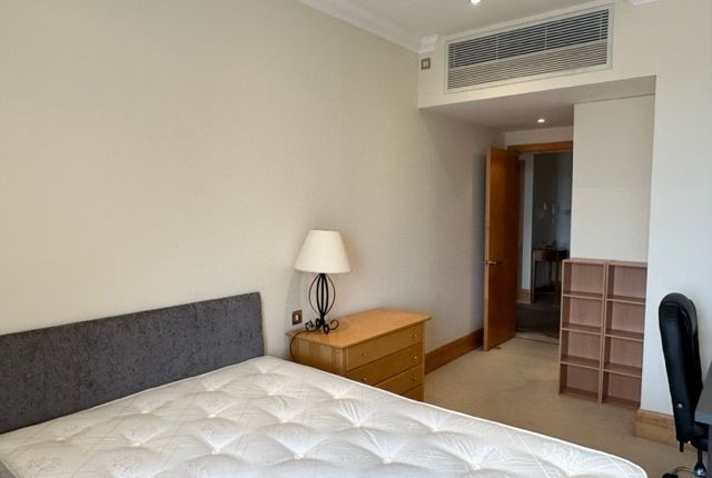 Room to rent in Whitehouse Apartments, London