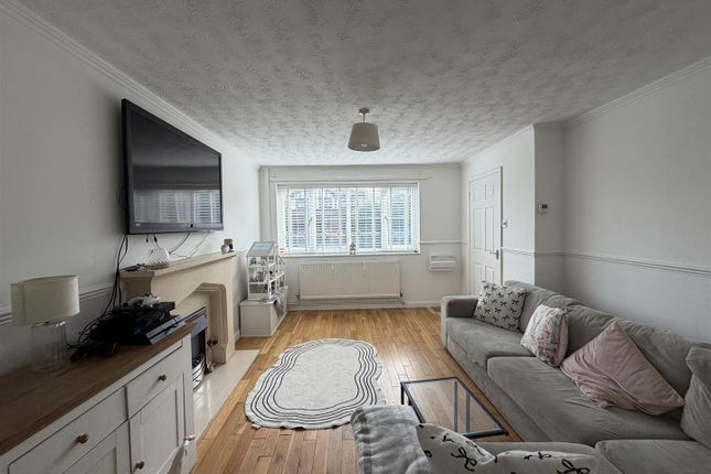 20, Gylden Close, Hyde photo 2
